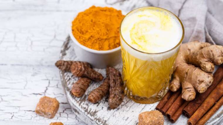 Leite com curcuma: benefícios e como preparar