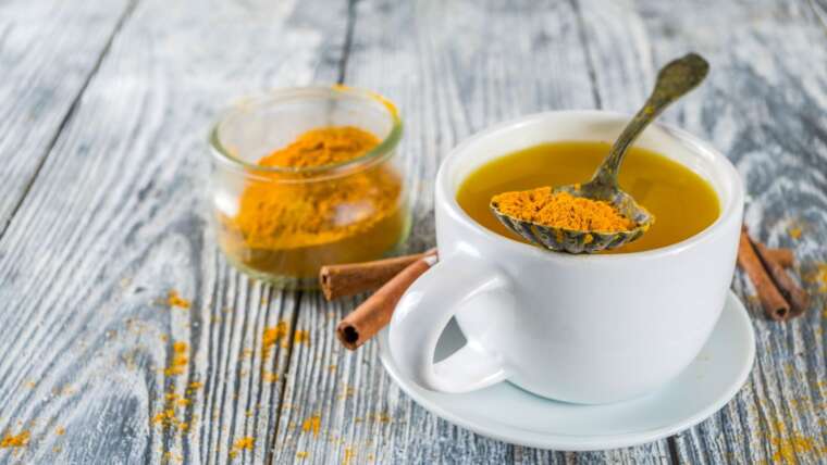 Receita de chá de cúrcuma: saiba como preparar e quais são seus benefícios
